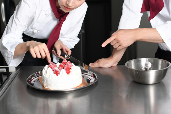 パティシエの年収の実態を解説