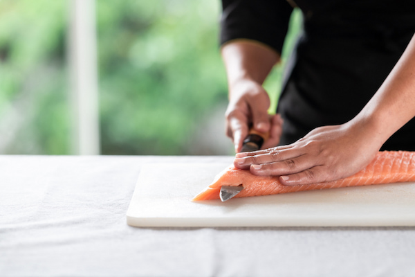 スーパーの鮮魚加工はきつい？正社員の仕事内容や平均年収を解説