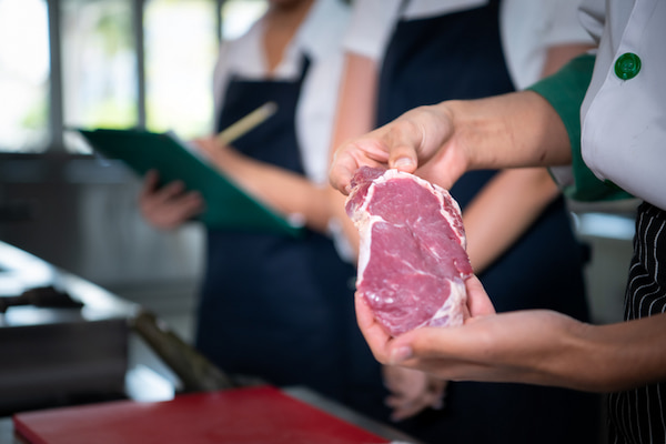 食肉加工・精肉加工の仕事内容を徹底解説！職場環境やつらさ、向き不向きを紹介