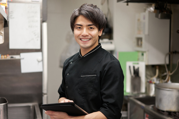 料理長の年収は転職のほうが上がりやすい！現職昇格との違い